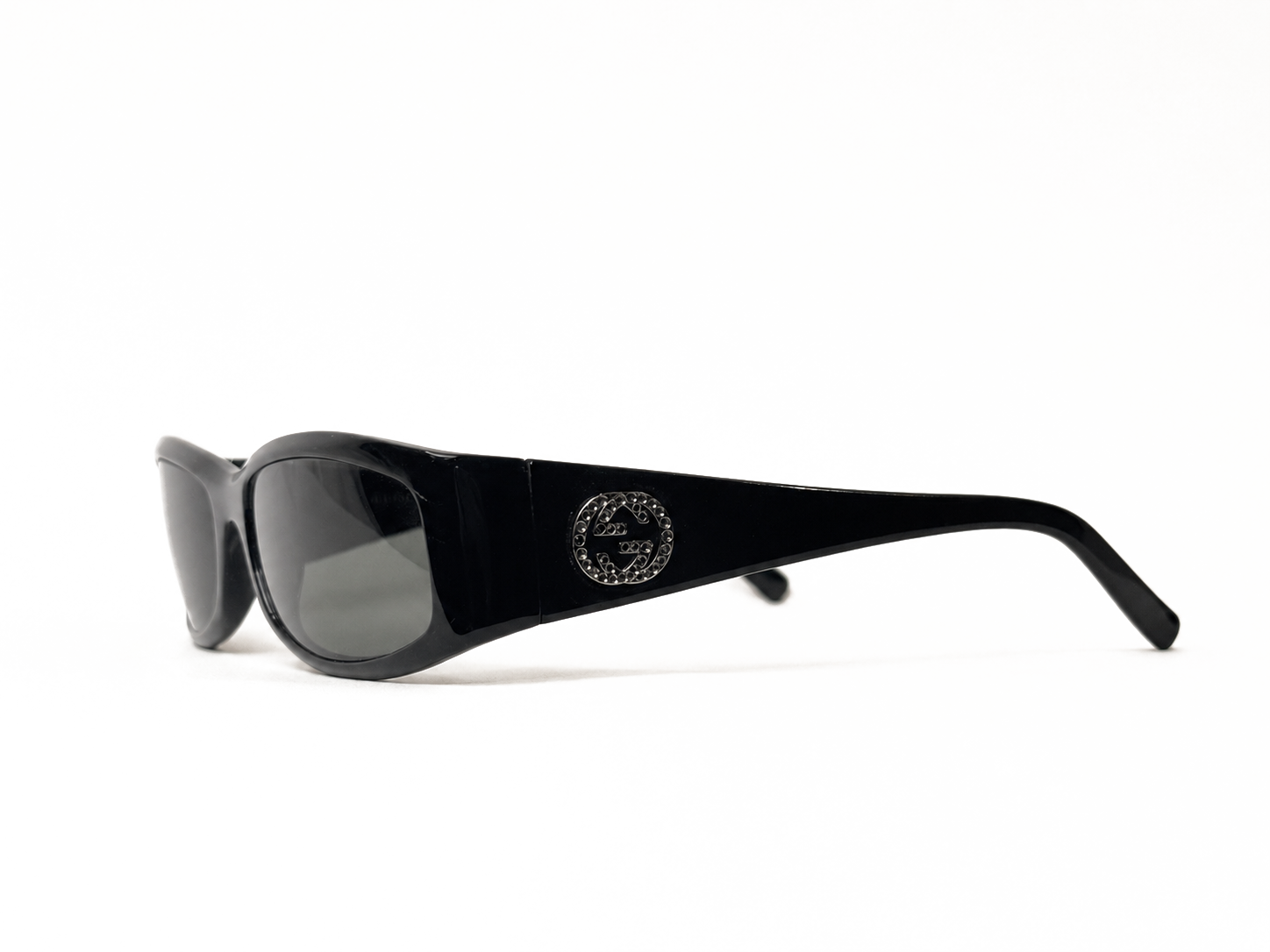 RV-024 · Gucci — GG 2526/S · trois-quarts · fond blanc neutre