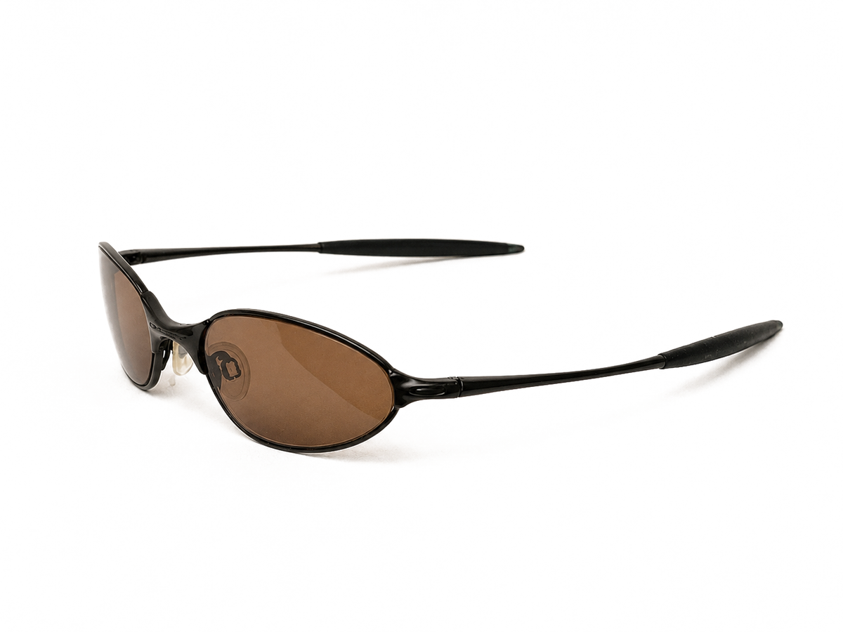 RV-027 · Oakley — Wire · trois-quarts · fond blanc neutre