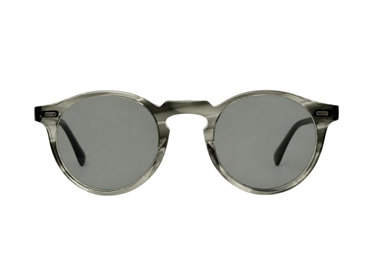 RV-031 · Oliver Peoples — Gregory Peck · face · fond blanc neutre