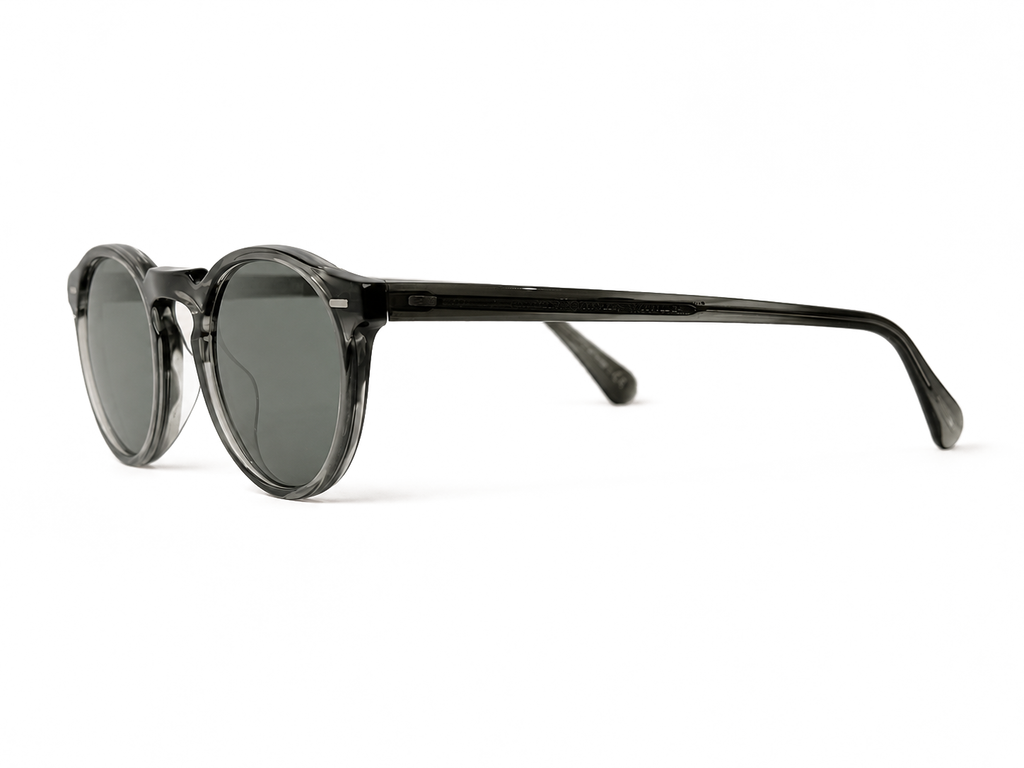 RV-031 · Oliver Peoples — Gregory Peck · trois-quarts · fond blanc neutre