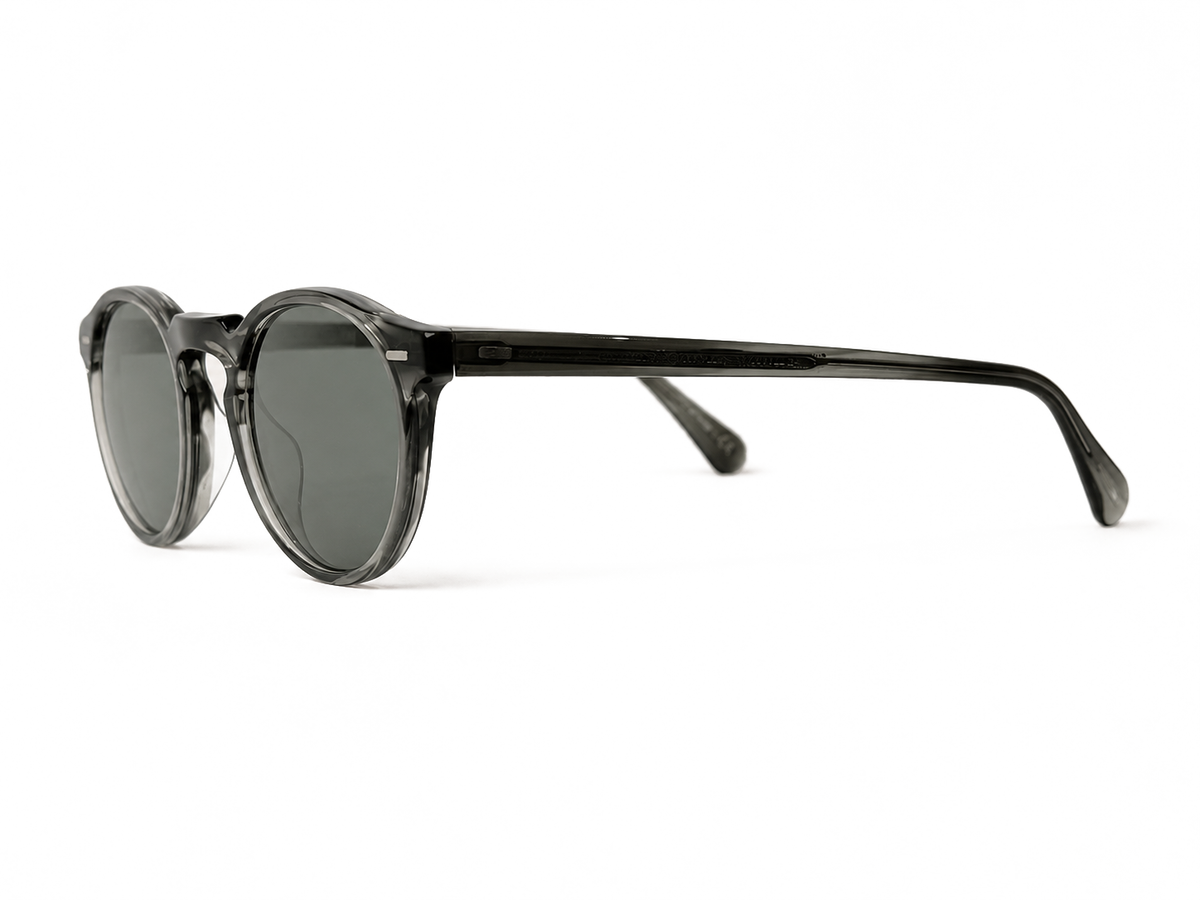 RV-031 · Oliver Peoples — Gregory Peck · trois-quarts · fond blanc neutre
